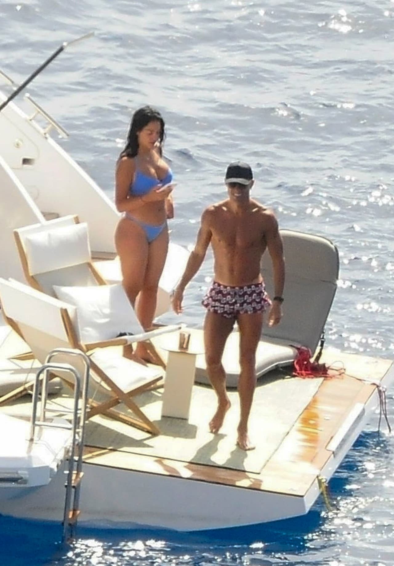 Tanto ella como el futbolista han dado su mejor cara al mundo para continuar con sus vidas, pero algunos creen que Georgina Rodríguez no tendría por qué lucir aún su cuerpo al natural tras el parto. 
<br>