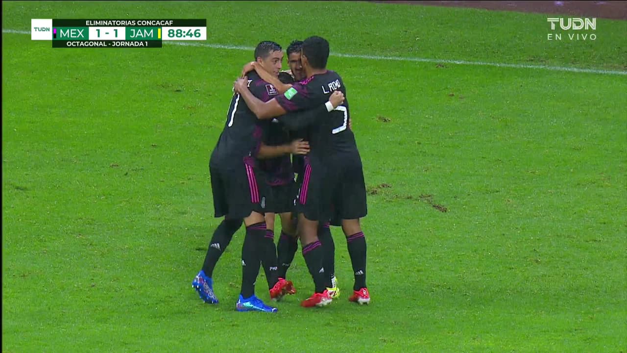 ¡GOL!  anota para México. Henry Martín