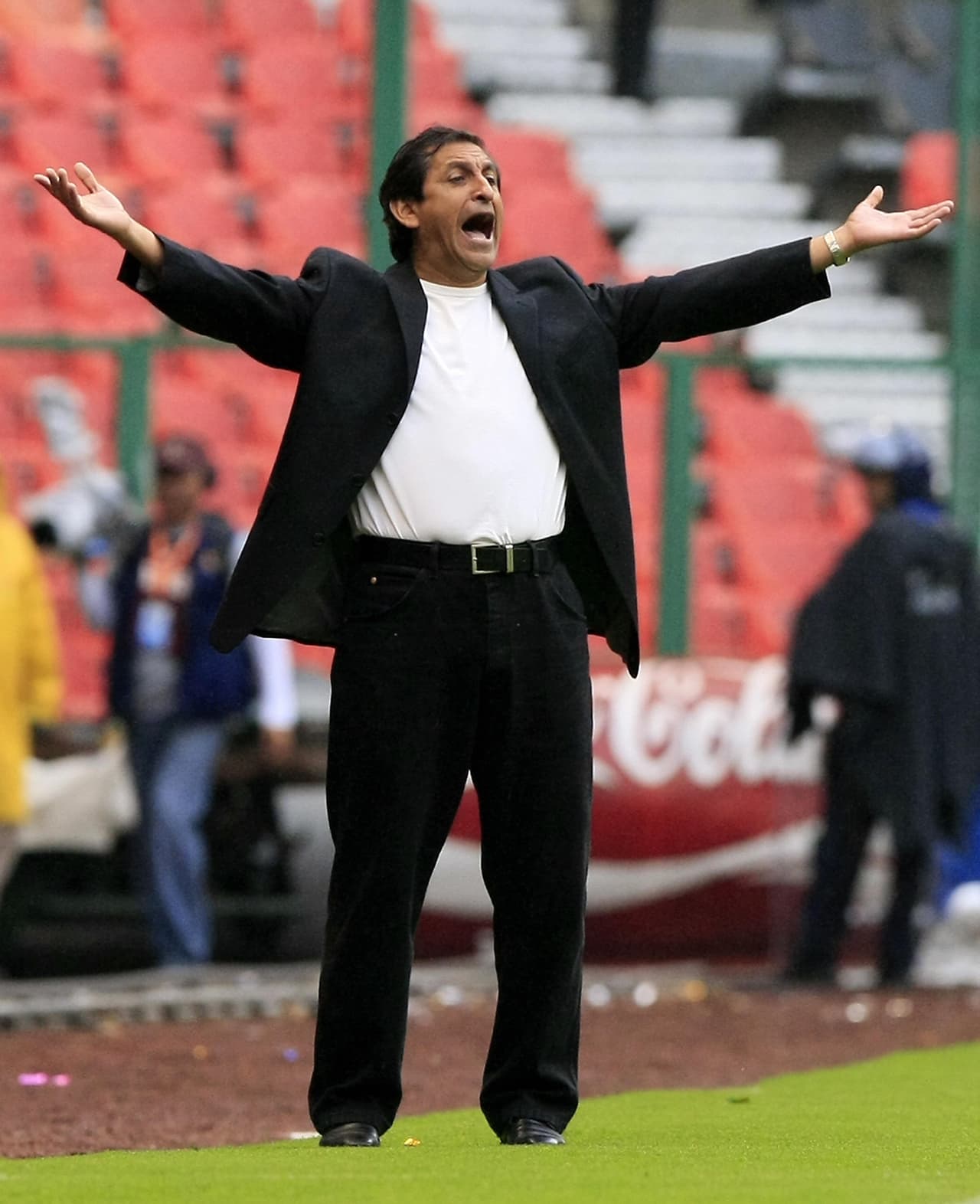 En búsqueda de dar un golpe de opinión, América trajo al argentino Ramón Díaz. El 'Pelado' llegó a mediados de 2008 pero tuvo un rendimiento decepcionante tras no clasificar a la liguilla en el Apertura de ese año y ser despedido en las primeras fechas del Clausura-2009.