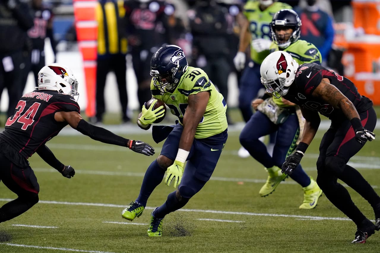 Russel Wilson comanda la victoria de 21-28 sobre los cardinals y ponen su record en 7-3.