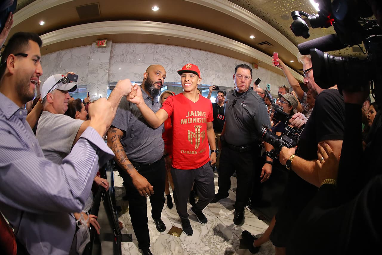 Además de los protagonistas, Jaime Munguía y Román 'Chocolatito' González también fueron recibidos por los fanáticos, pues estarán presentes en la cartelera del mexicano y el kazajo.