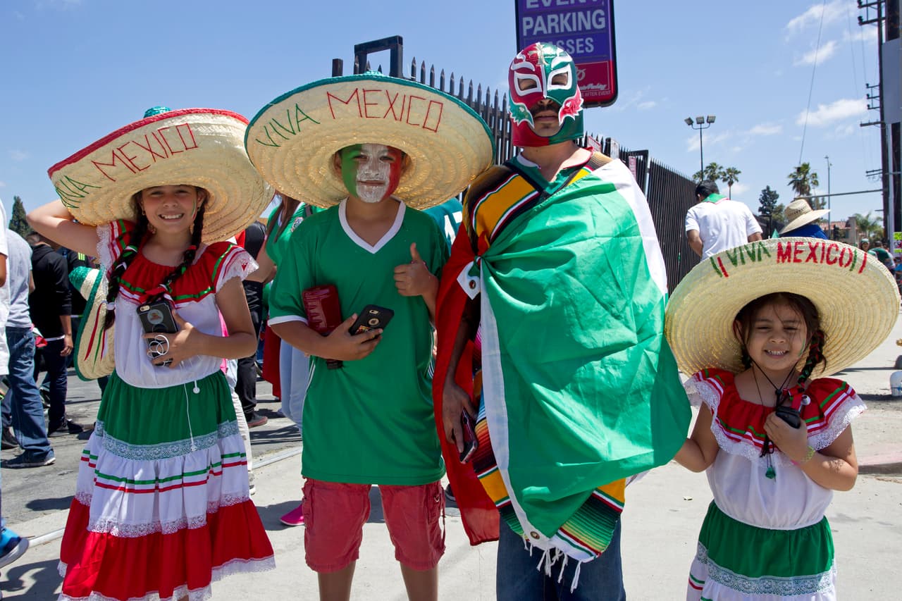 Con sombreros, maquillaje, máscaras y sobre todo, mucha actitud y mucha fiesta, la afición mexicana de Los Ángeles apoyó de gran manera al TRI en su partido ante Croacia.
