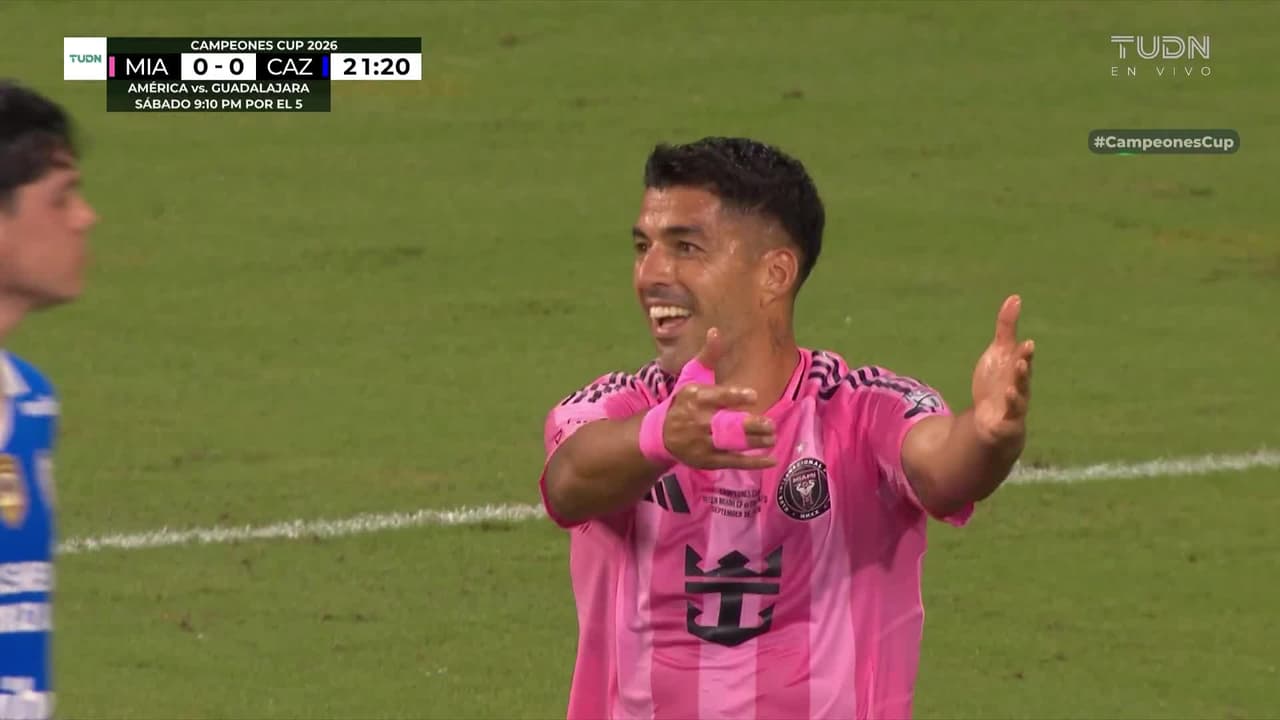 ¡Nadotaaaaa! Luis Suárez se echa clavadazo en el área, pide penal pero el central no señala nada