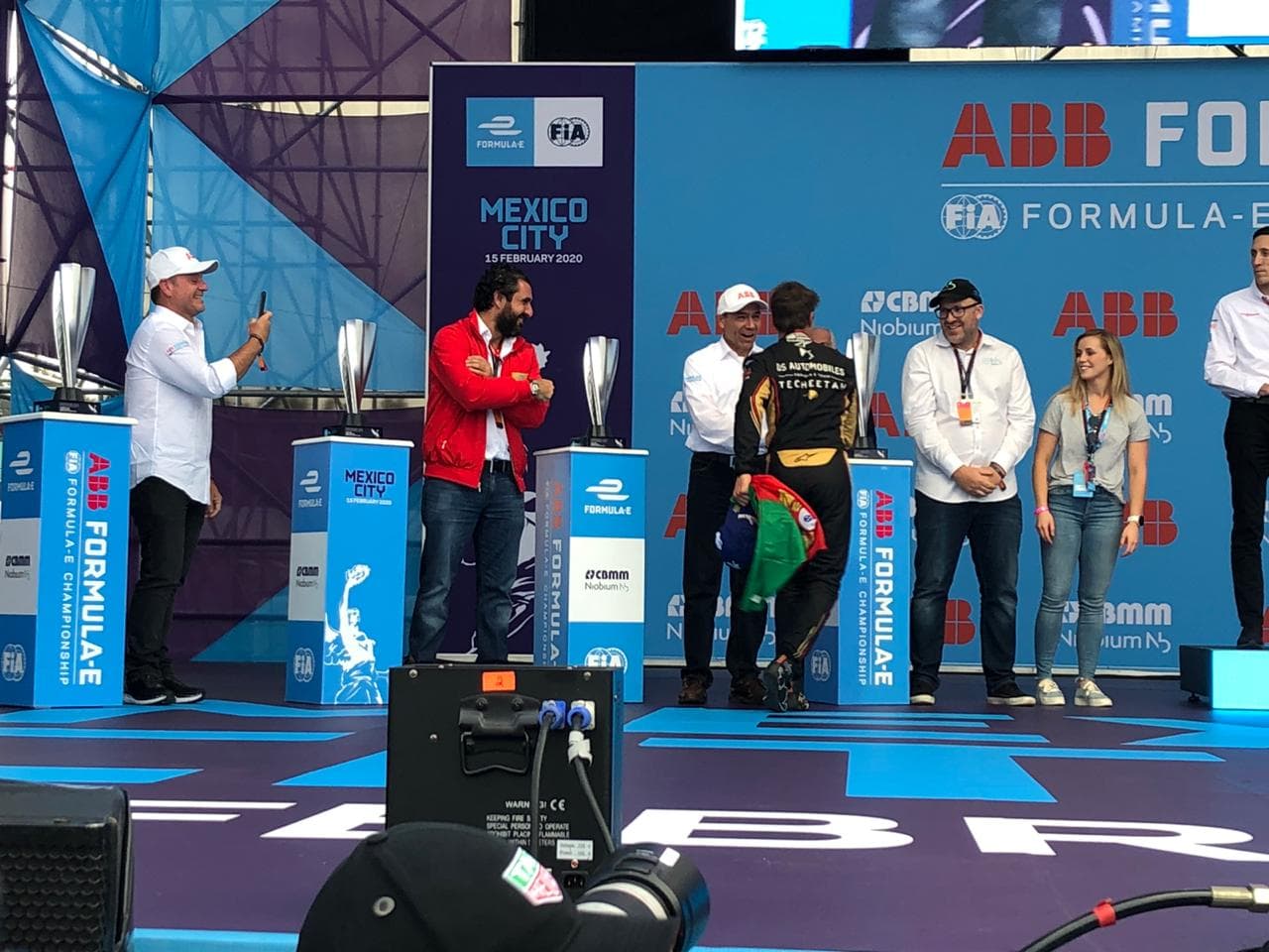 Con el último voltio de su batería arrebató la bandera de cuadros en el Autódromo Hermanos Rodríguez.