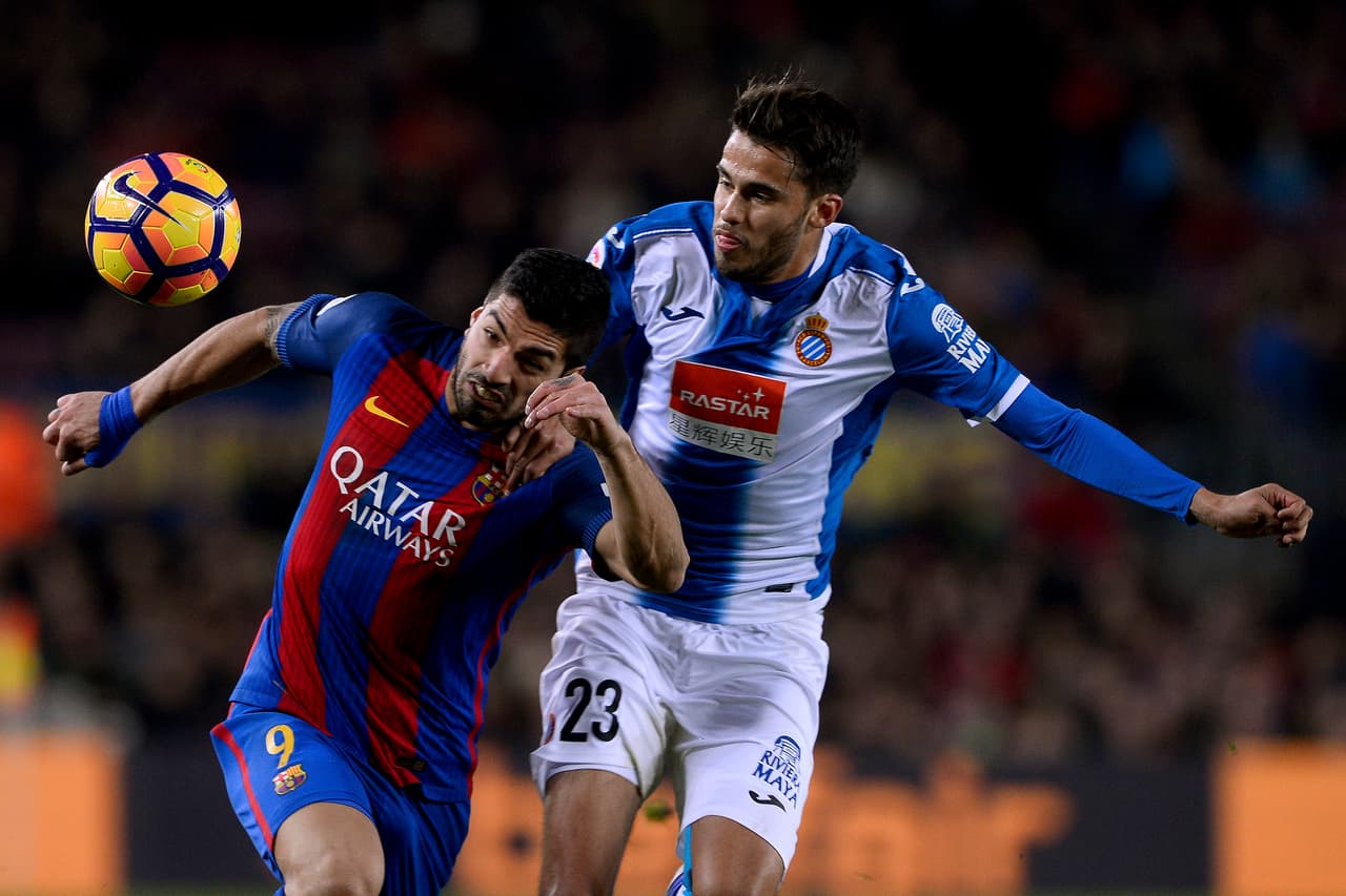 Barcelona's Uruguayan forward Luis Suarez (L) vies with Espanyol's defender Diego Reyes during the Spanish league football match FC Barcelona vs RCD Espanyol at the Camp Nou stadium in Barcelona on December 18, 2016. / AFP / JOSEP LAGO (Photo credit should read JOSEP LAGO/AFP/Getty Images)