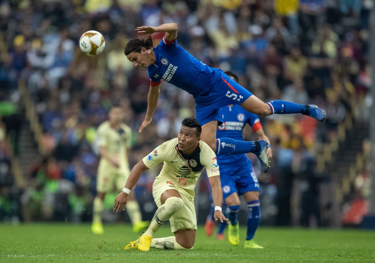 América y Cruz Azul empataron sin goles en el estadio Azteca en el juego de ida de la Final del Apertura 2018 de Liga MX, con lo que definirán en la vuelta con 
<i>La Máquina</i> como local el campeón.