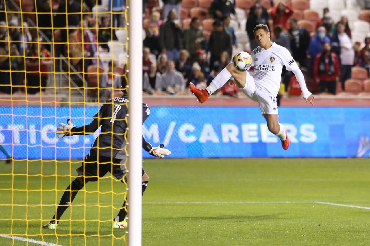 ¡Cuidado Vela! Chicharito anota previo al Clásico Angelino