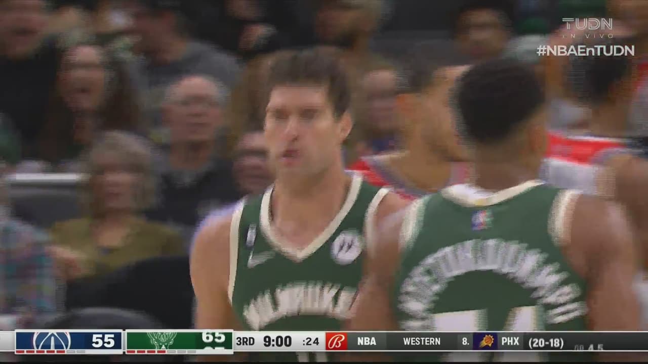 ¡De reversa! Brook López hace la colada sin mirar a la canasta