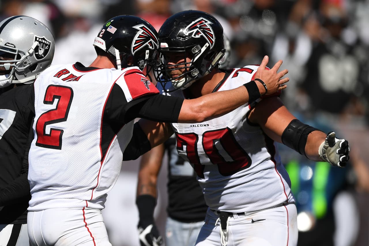 En un partido de grandes ofensivas, los Falcons vencieron 35-28 a los Raiders