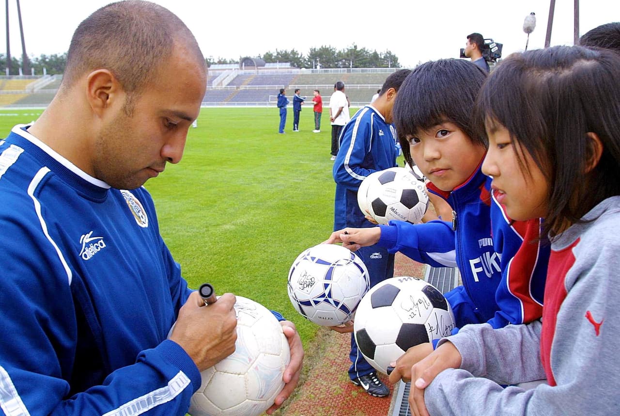 Pérez empezó a sobresalir por su capacidad y talento en medio de su juventud, con lo que se proyectó al Tri. Así lo entendió Manuel Lapuente que lo hizo debutar en 1997 con México en la Copa Confederaciones. Y luego, aunque como tercer portero, fue a Francia 1998.