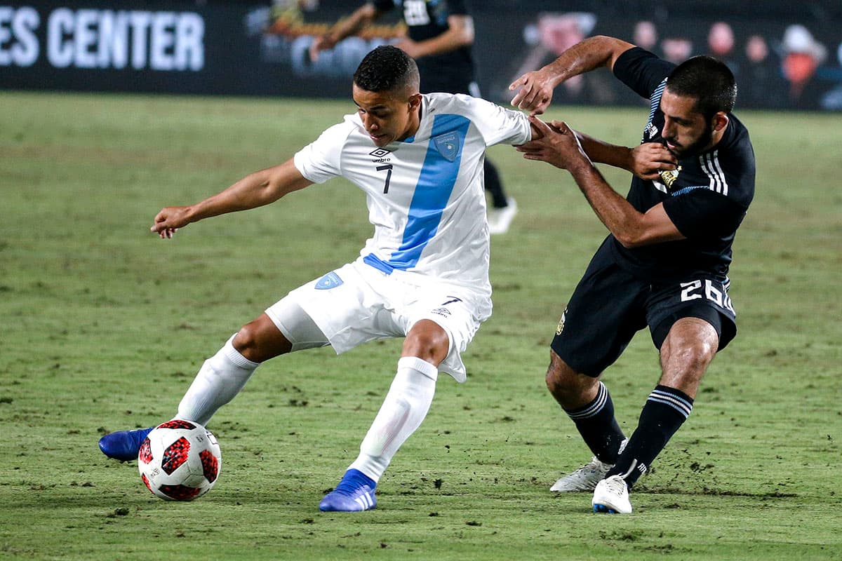 Marvin Ceballos de Guatemala (izquierda) con el balón ante el juvenil Matías Vargas de Argentina (derecha).