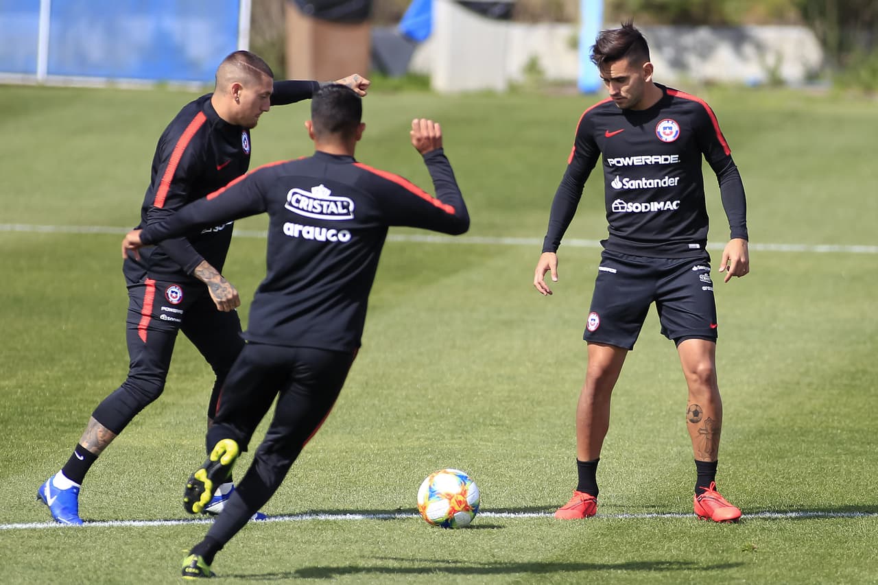 Chile, con Arturo Vidal a la cabeza y bajo la batuta del colombiano Reinaldo Rueda, prepara su choque contra México, al que espera volver a vencer ahora que está Gerardo Martino como técnico.