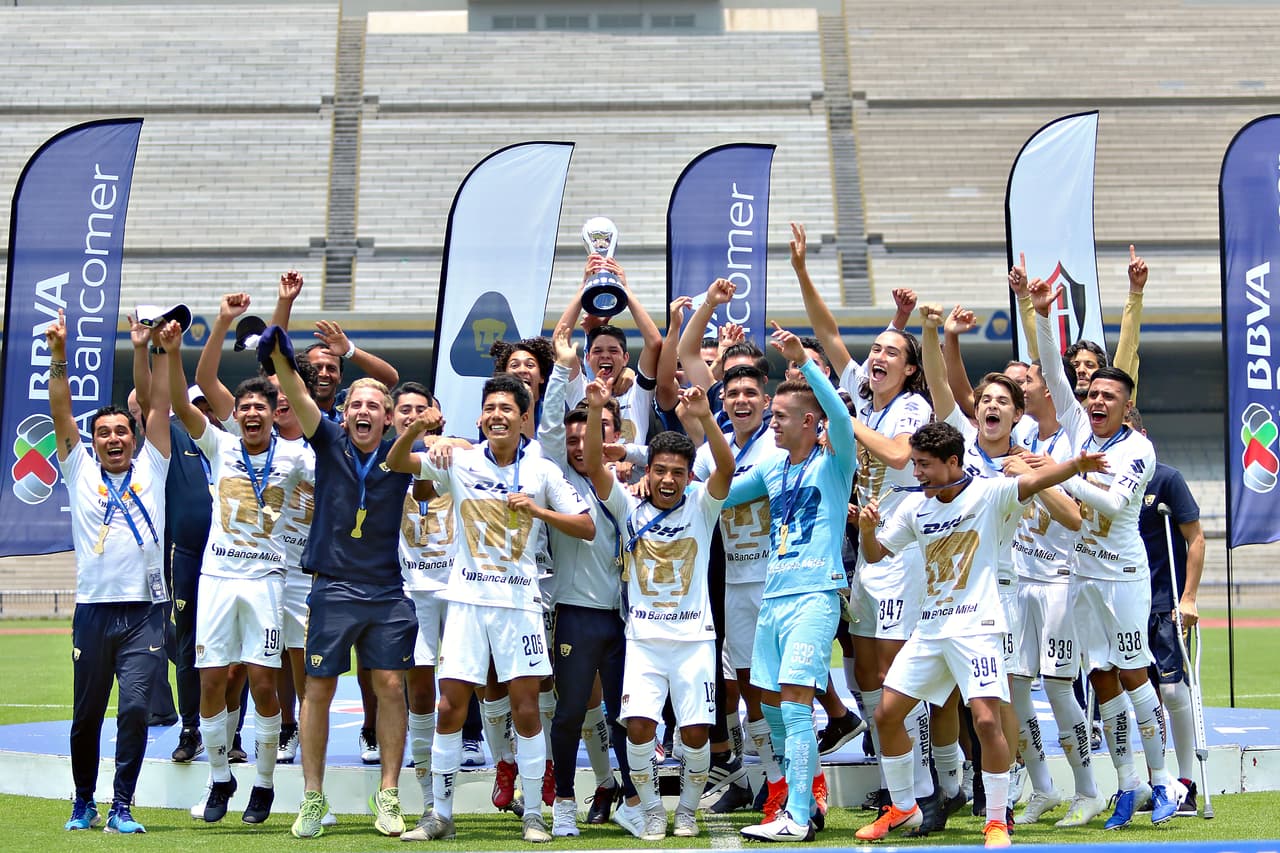 Los jugadores de Pumas UNAM celebran la conquista de la Liga MX Sub-17.