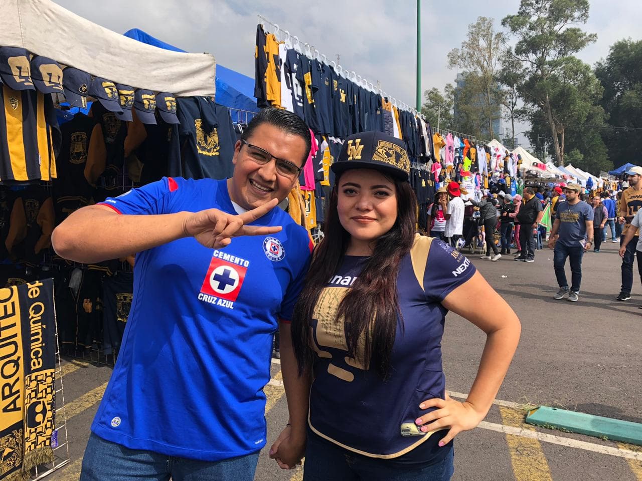 Los aficionados están ansiosos antes del partido.
