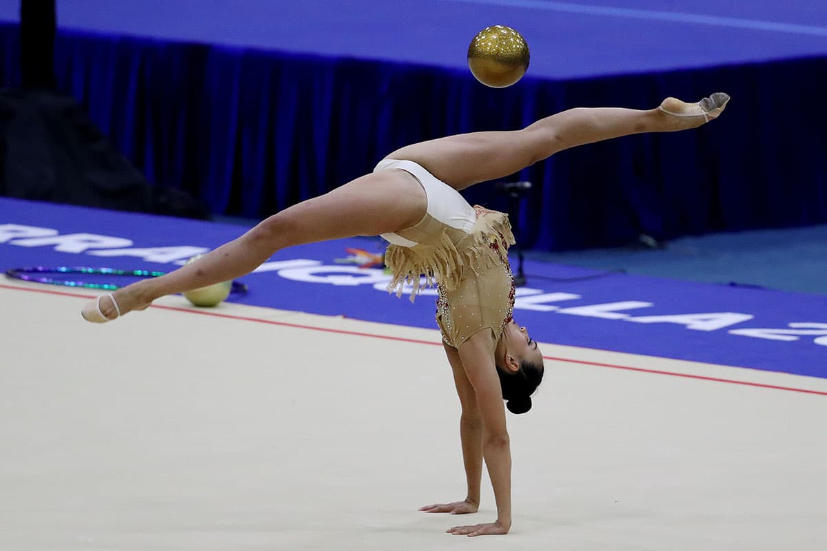 La mexicana Rut Castillo en su rutina individual de balón en la gimnasia rítmica.