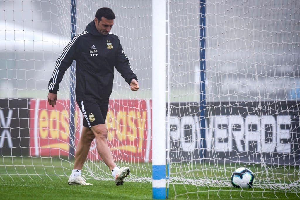 El responsable de esta selección, Lionel Scaloni, técnico de Argentina mientras el entrenamiento llegaba a su fin en las instalaciones de Ezeiza, a las afueras de Buenos Aires.