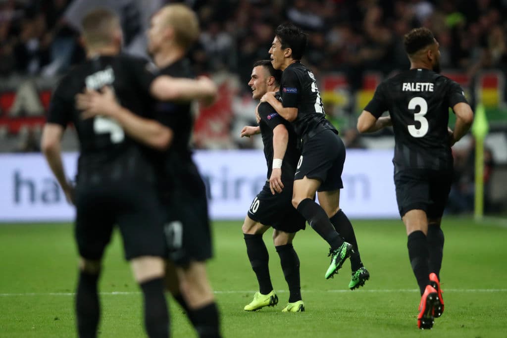 Así festejaban Filip Kostic y sus compañeros del Eintracht haciendo enloquecer a la afición en Frankfurt por el 1-0 con un buen trecho por delante para pensar en la hazaña.