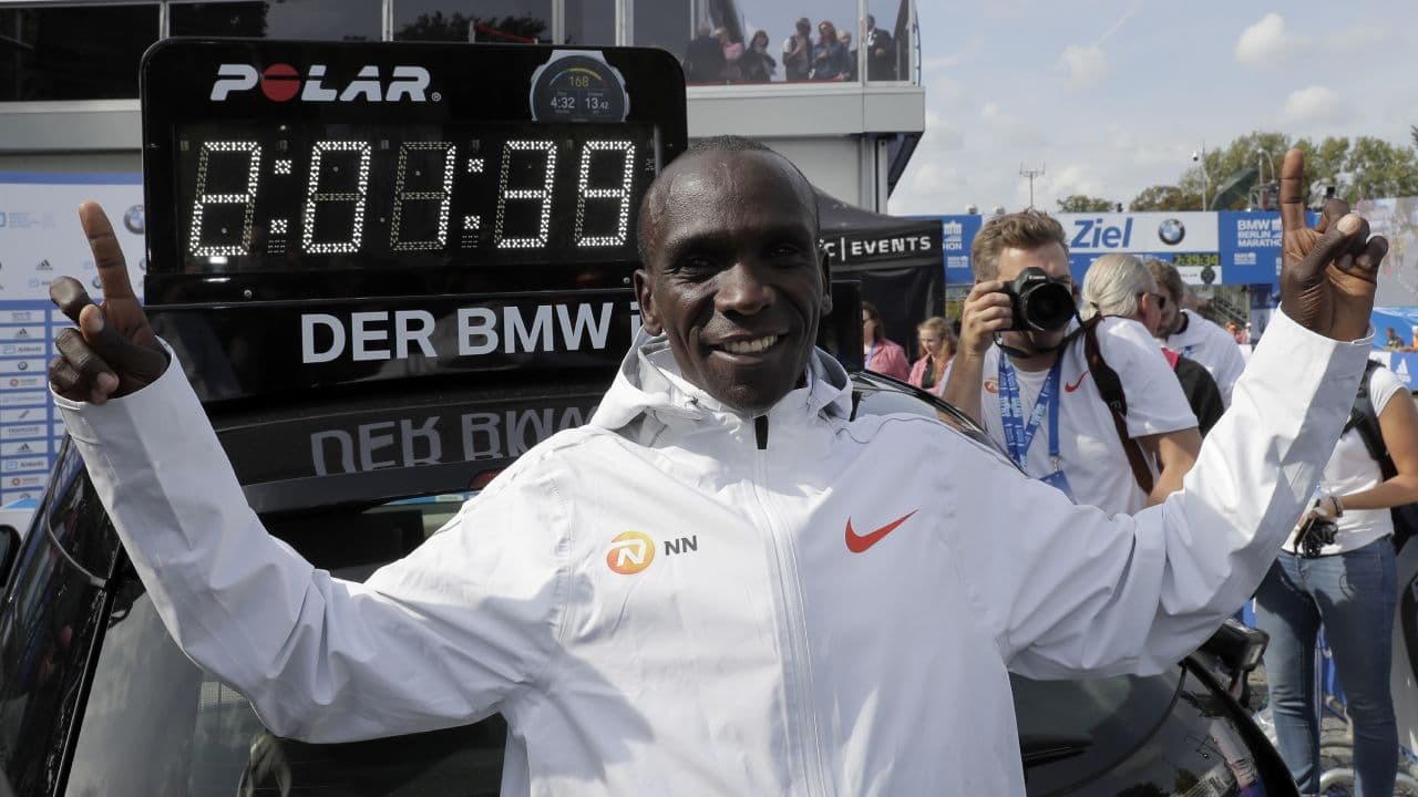 Eliud Kipchoge es el primer corredor en bajar el 42K de las dos horas y dos minutos.