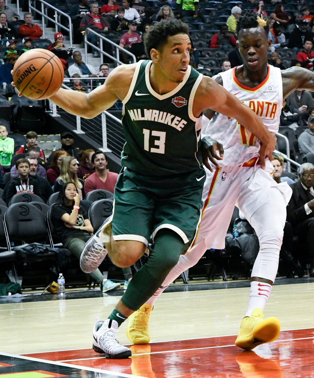 Malcom Beogdon (izquierda) y Khris Middleton marcaron 19 puntos cada uno para el flamante líder del Este.