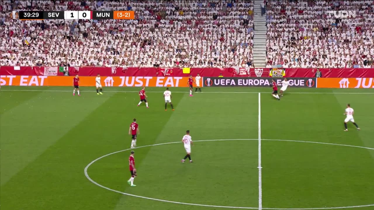 ¡GOL!  anota para Sevilla. Lucas Ocampos