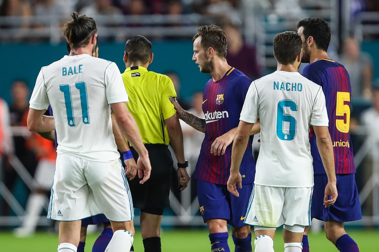 MIAMI GARDENS, FL - JULY 29: Ivan Rakitic of FC Barcelona pushes Referee Jair Marrufo during the International Champions Cup 2017 match between Real Madrid and FC Barcelona at Hard Rock Stadium on July 29, 2017 in Miami Gardens, Florida. (Photo by Robbie Jay Barratt - AMA/Getty Images)