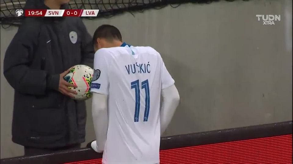 Miha Mevlja despeja el balón y aleja el peligro