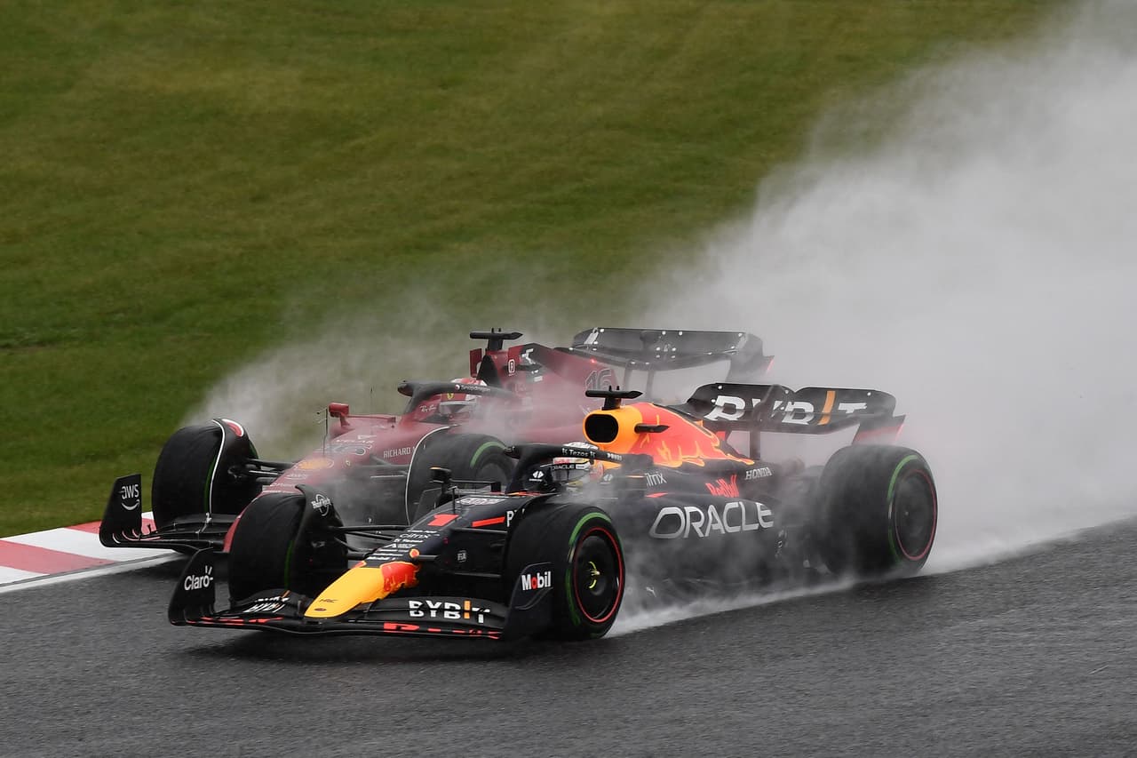 La fuerte lluvia hizo de las suyas en el circuito de Suzuka correspondiente al Gran Premio de Japón, lo que obligó a aplazar la carrera luego de apenas tres vueltas recorridas sin que haya un estimado de tiempo para reanudar la carrera.