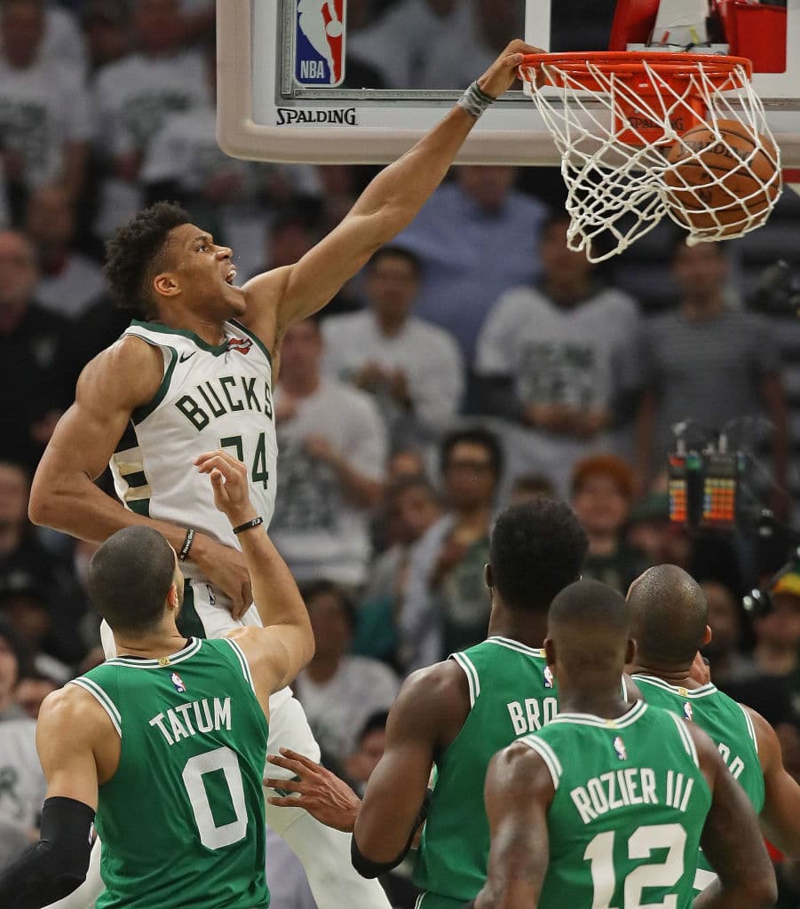 A pesar de su gran actuación, Giannis Antetokounmpo solo se mantuvo en cancha por 31 minutos, en los que aprovechó para anotar 29 puntos y descolgar 10 rebotes.