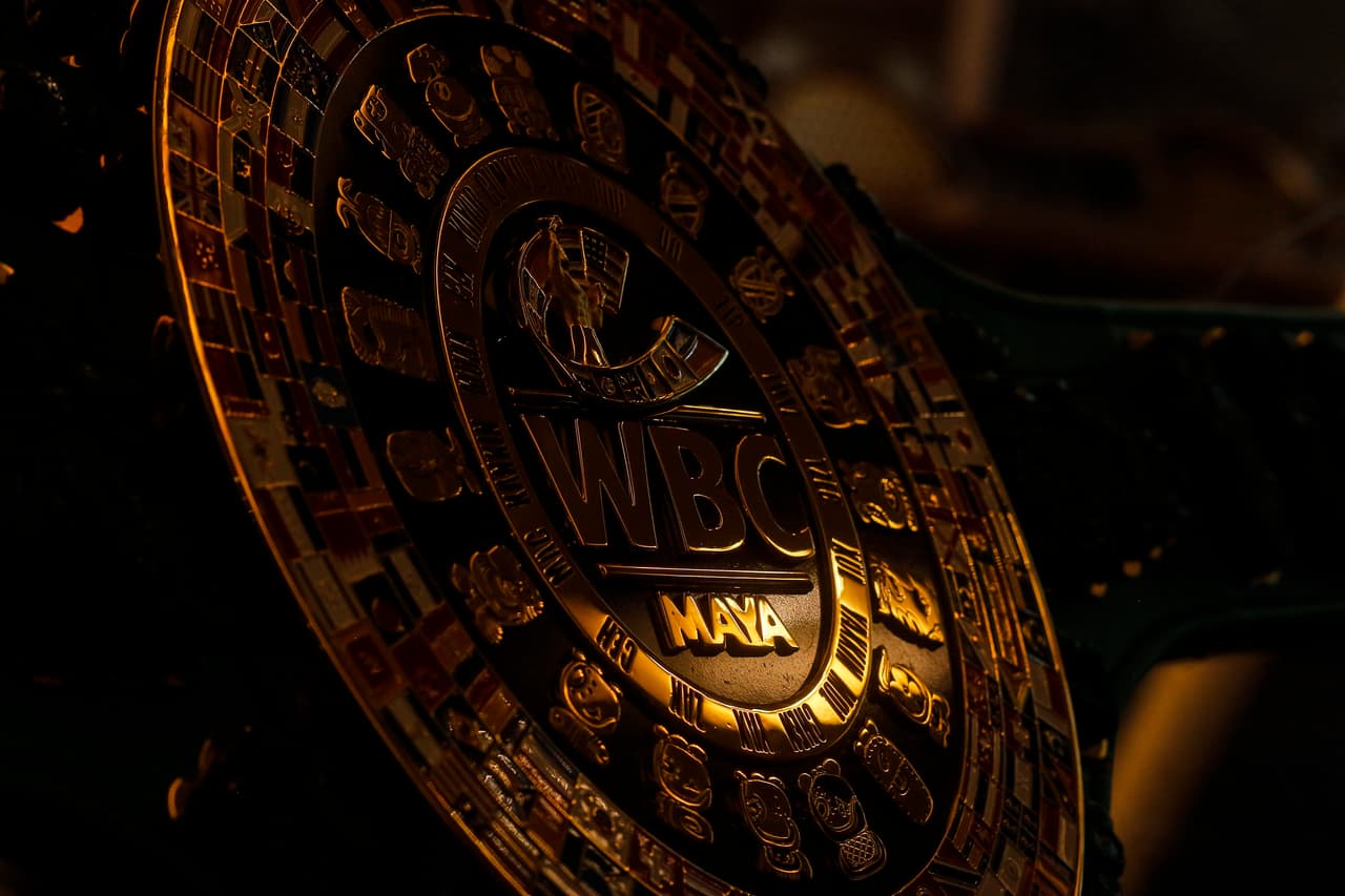 El cinturón será el galardón extra para el ganador del combate en el que Álvarez expondrá los títulos de peso mediano del CMB y la Asociación Mundial de Boxeo (AMB) y Jacobs arriesgará la faja de la Federación Internacional de Boxeo (FIB).
<br>