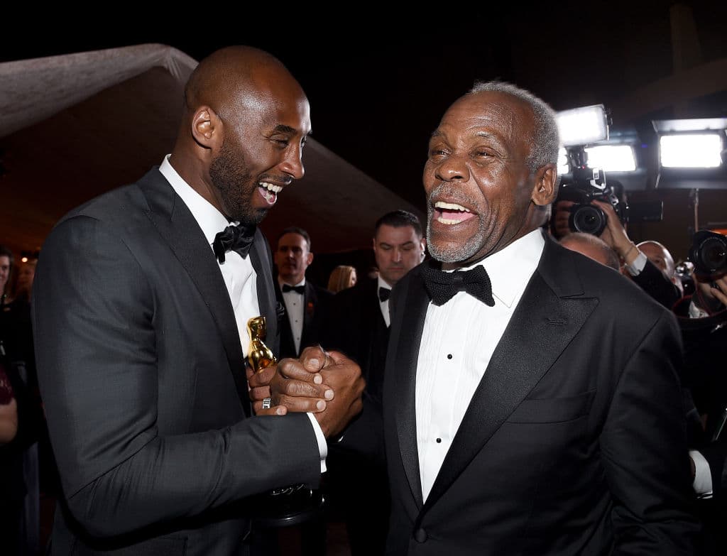 Kobe Bryant volvió a hacer resonar su nombre, luego de su retiro de la NBA el 14 de abril de 2016, gracias a 'Dear Basketball'. Aquí aparece con el actor Danny Glover en la ceremonia de la 90 entrega de los Oscars.