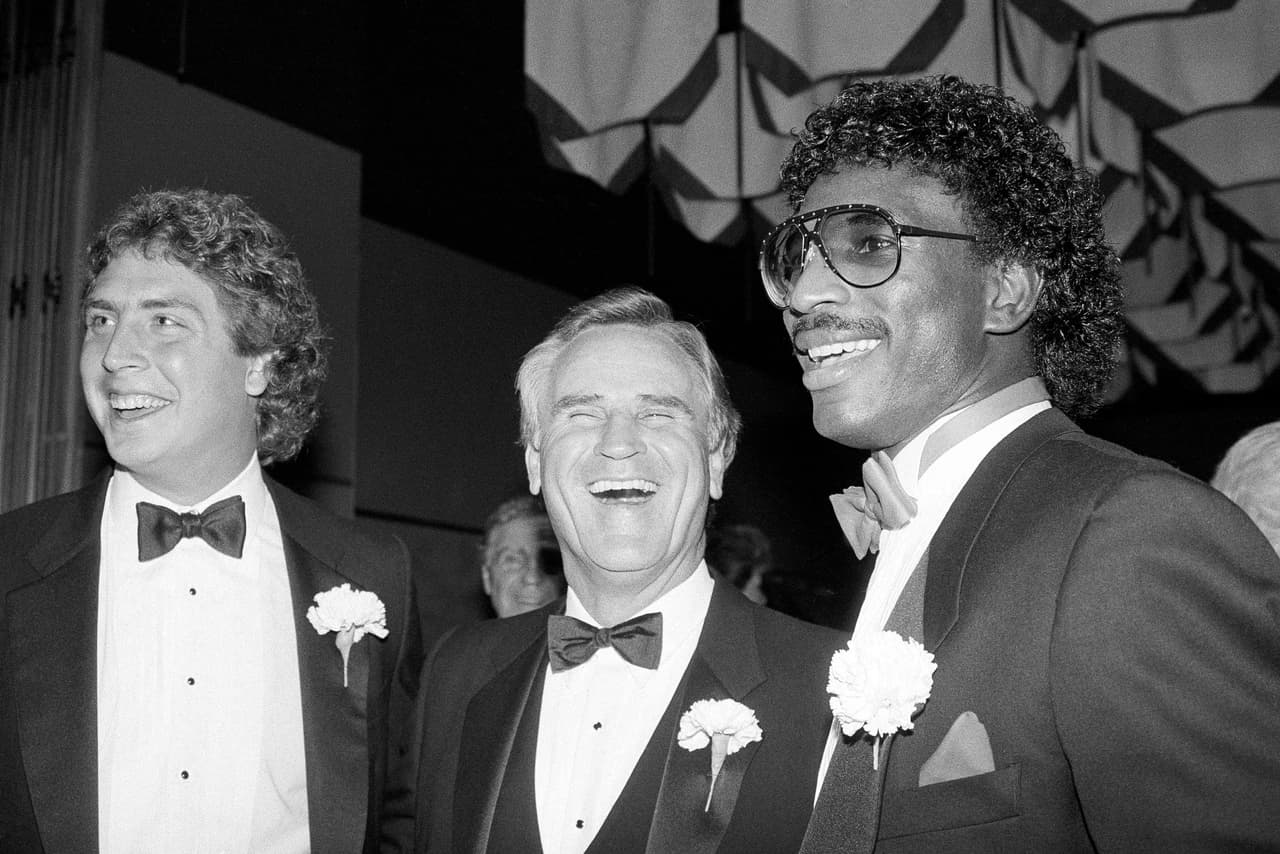 <b>Grandes personalidades</b>
<br>- Don Shula al centro, mientras Dan Marino a su izquierda y el corredor de Los Angeles Rams Eric Dickerson a su derecha en el annual Touchdown Club Awards Dinner in Washington en 1985.
<br>- Shula fue reconocido con el Timmie Award como NFL coach of the year; Marino como el jugador del año en la AFC y Dickerson como el jugador del año en la NFC.