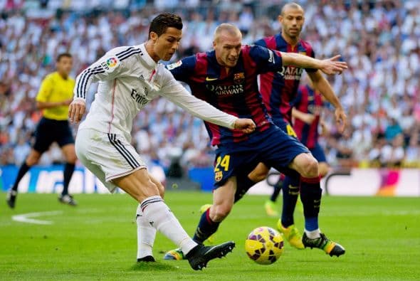 Cristiano Ronaldo se movía por diferentes sectores buscando su oportunidad.