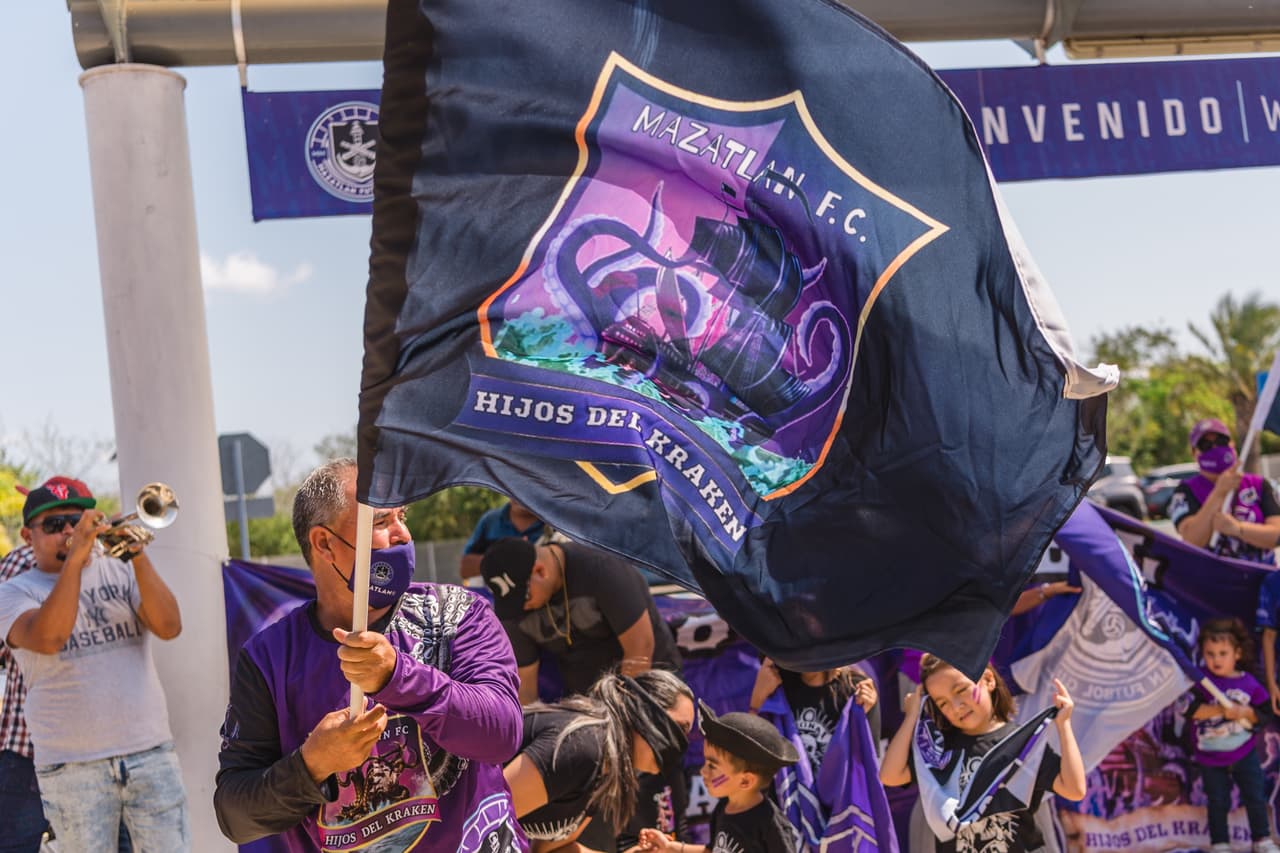 La afición de Mazatlán le da una cálida bienvenida a el nuevo entrenador de sus filas, Beñat San José.