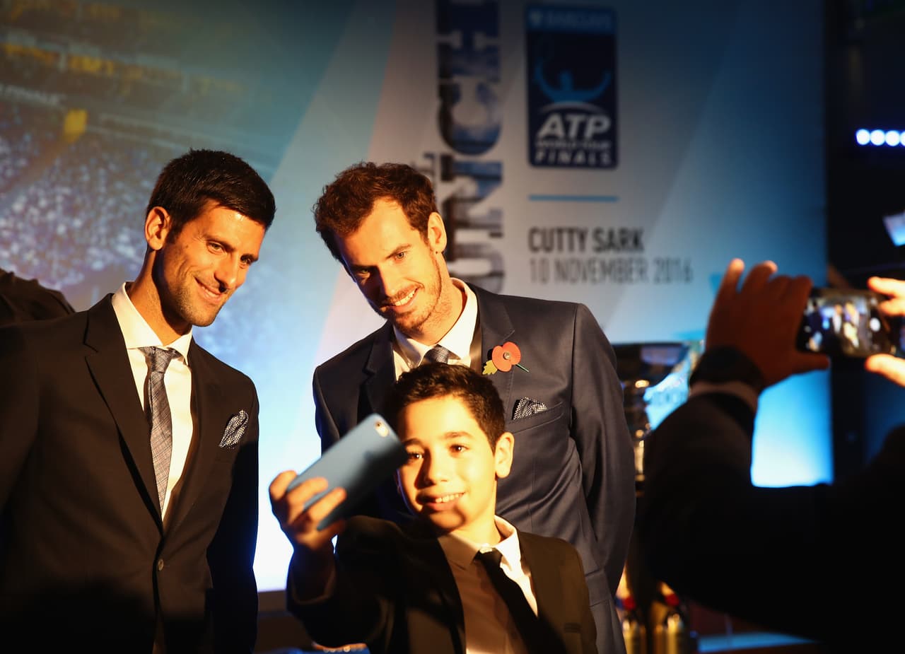 Este pequeño fanático se llevó un recuerdo valioso al tener junto a él a los dos mejores tenistas del mundo este año, Andy Murray y Novak Djokovic.