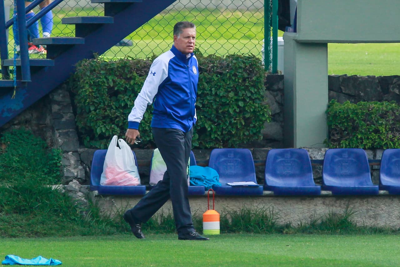 Ricardo Peláez, que como directivo llevó al título a América, quiere marcar historia y por eso sigue al paso el día a día del equipo en sus diferentes estaciones.