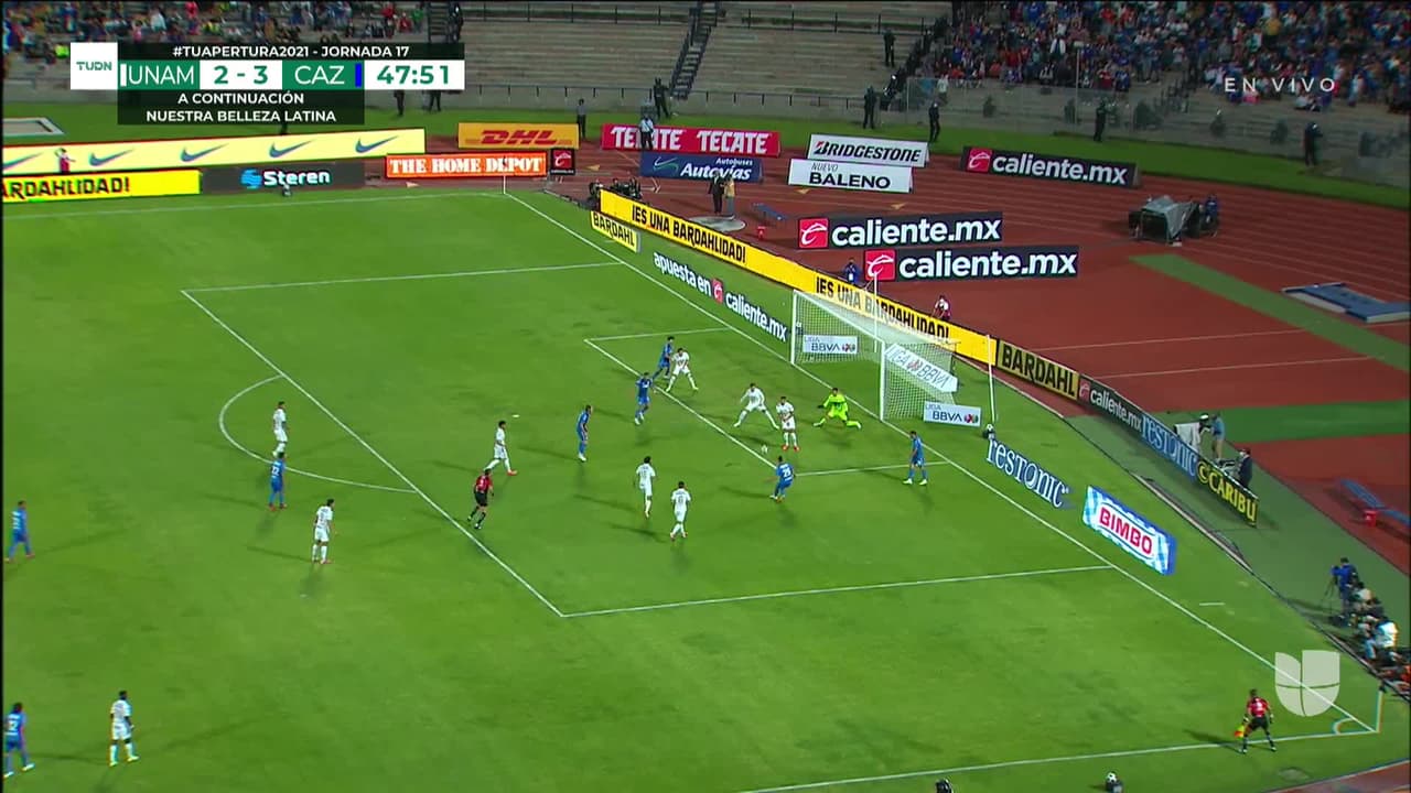 ¡CERCA! Yoshimar Yotún disparó que se estrella en el poste.