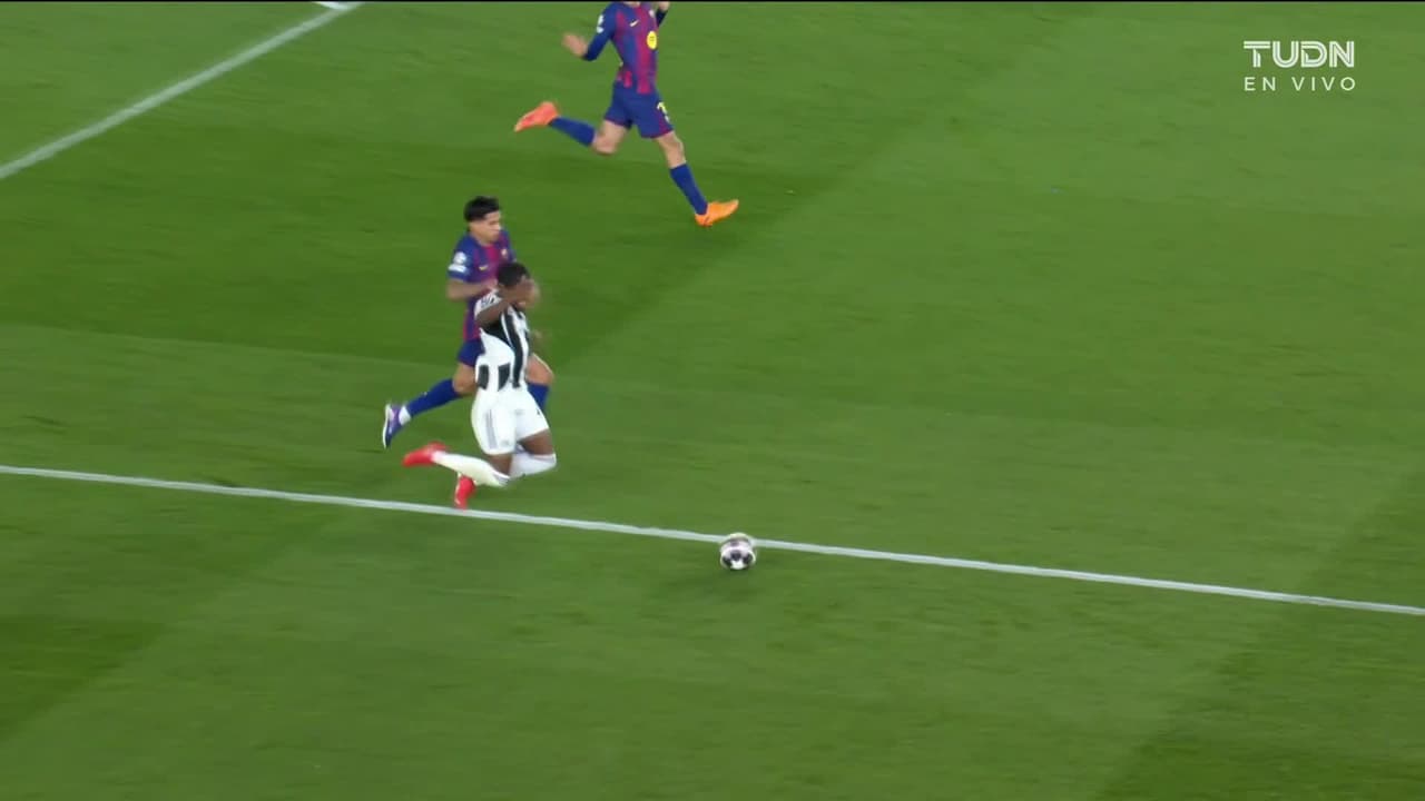 ¿Era penal para el Newcastle? Elanga cae en el área tras un empujón pero no se marca