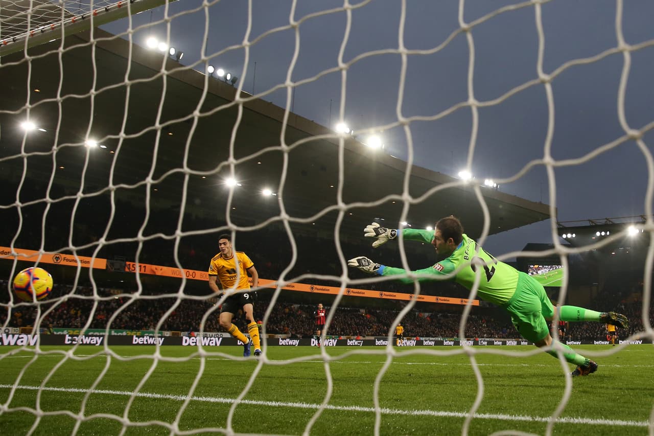 Fue en el minuto 12 cuando apareció el delantero mexicano para aprovechar un error en salida y una gran asistencia de Diogo Jota.