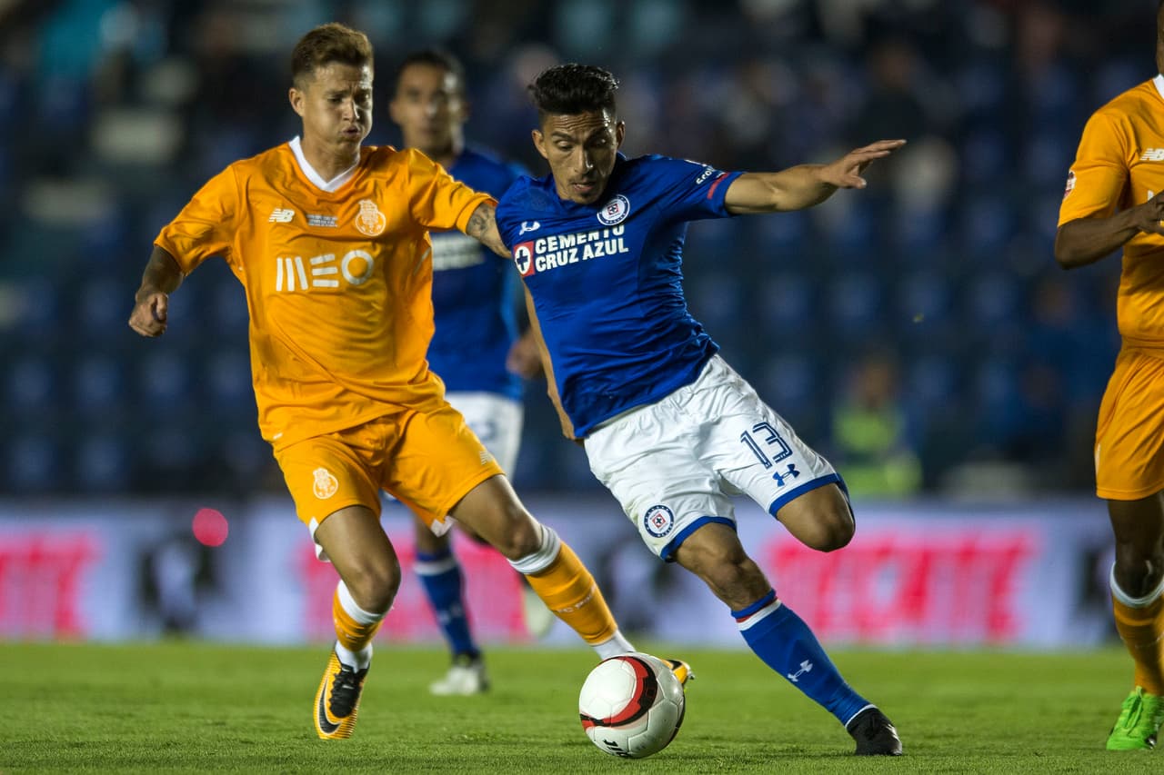 La intención de ataque estuvo por el lado de Cruz Azul en el arranque del partido.