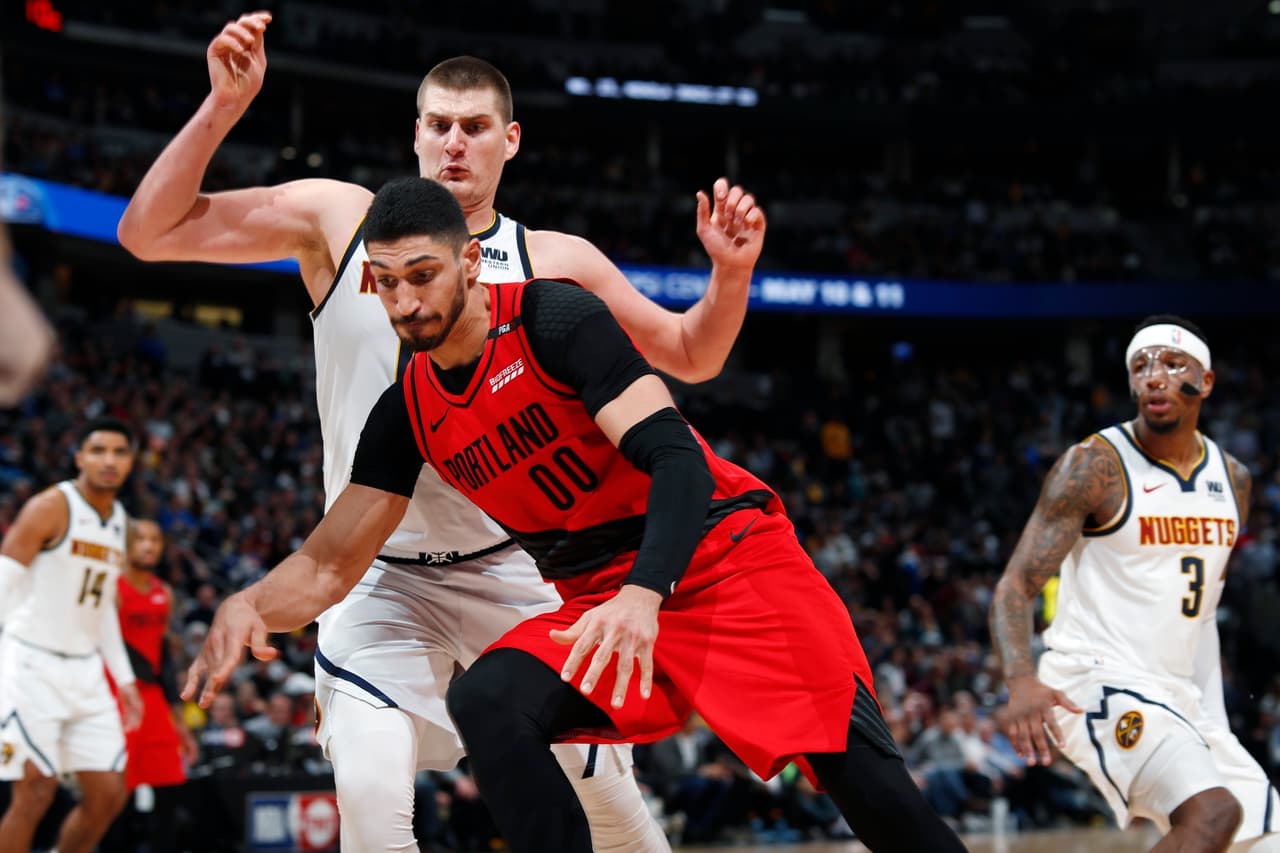 Los Portland Trail Blazers se impusieron 97-90 a los Denver Nuggets en Pepsi Center este miércoles y la serie de segunda ronda de Playoffs de la Conferencia del Oeste se iguala a un triunfo por bando. Estas son las mejores imágenes del Juego 2 de esta contienda.