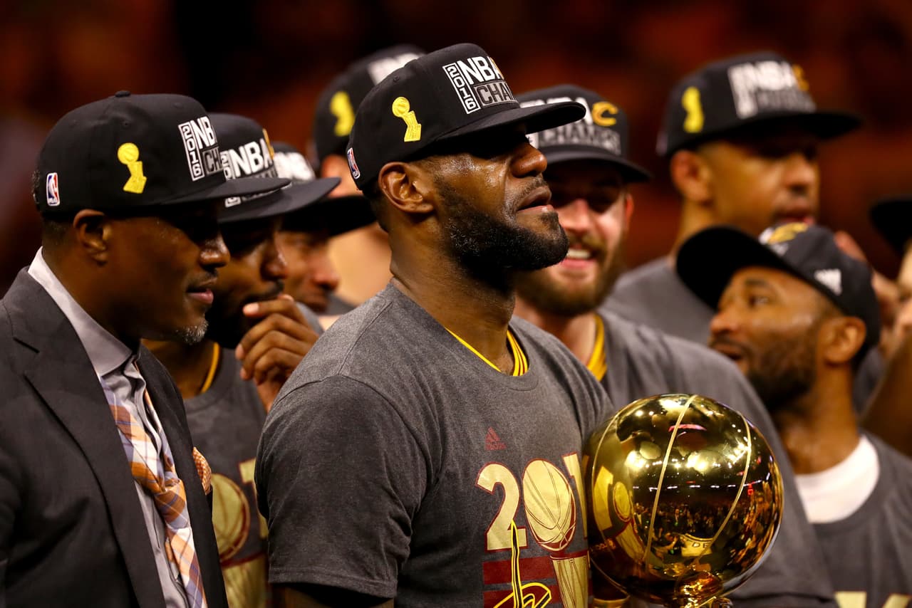 En 2016 fue revancha para Cleveland y LeBron James, conquistando el anhelado título de campeón para la franquicia. El "23" lideró todas las estadísticas y fue elegido MVP de forma unánime.