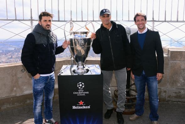 David Villa, Rivaldo y Juliano Belletti posaron con el trofeo Champions League en el Empire State de Nueva York en el Tour del Trofeo de la UEFA Champions Presentado por Heineken. Mira las mejores imágenes del evento (Cortesía: Heineken).