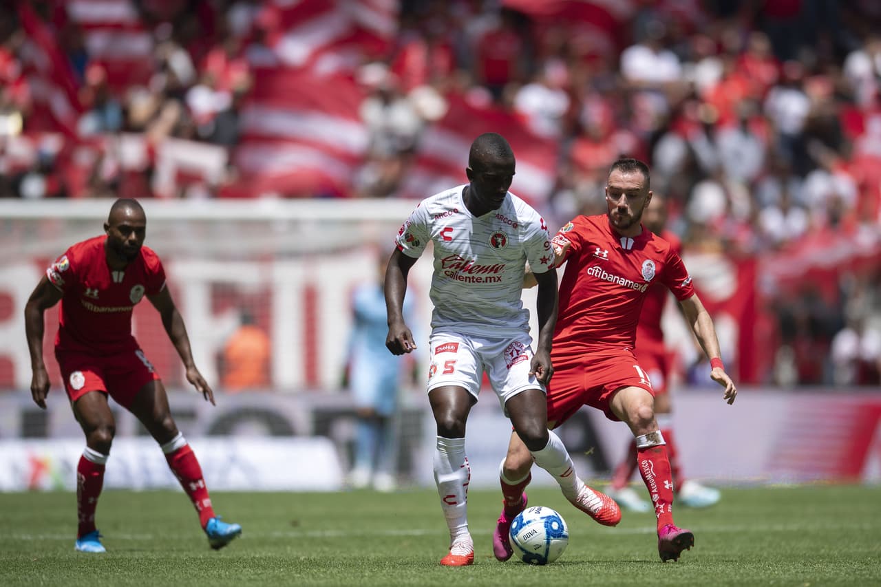 Kevin Balanta tratando de mantener el esférico