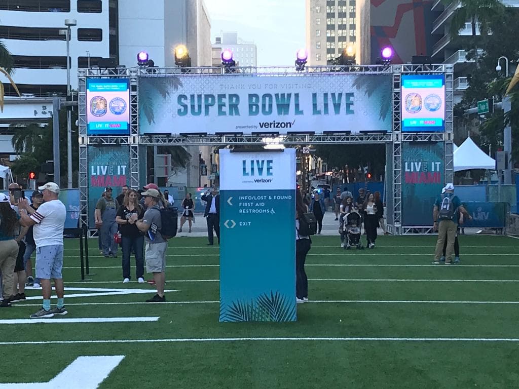 Los aficionados a la NFL pueden disfrutar un espacio para ellos antes del Super Bowl LIV entre San Francisco y Kansas City.