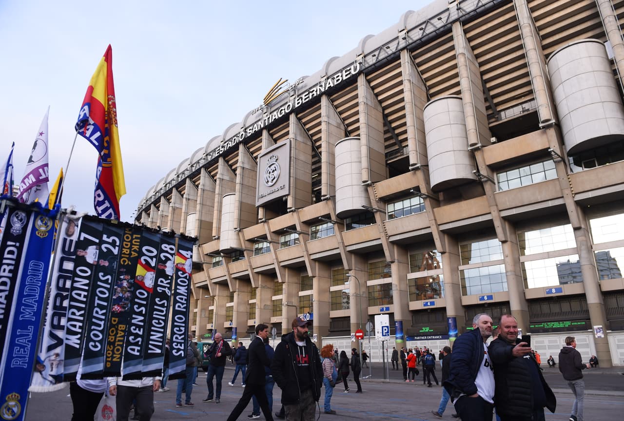 La intensidad de los hinchas de Real Madrid se sintió en el estadio Santiago Bernabéu, mientras los de Ajax llegaron a sitios como la Puerta del Sol y la Plaza Mayor en las calles de la capital española para el juego de vuelta de los Octavos de Final de la Champions League.