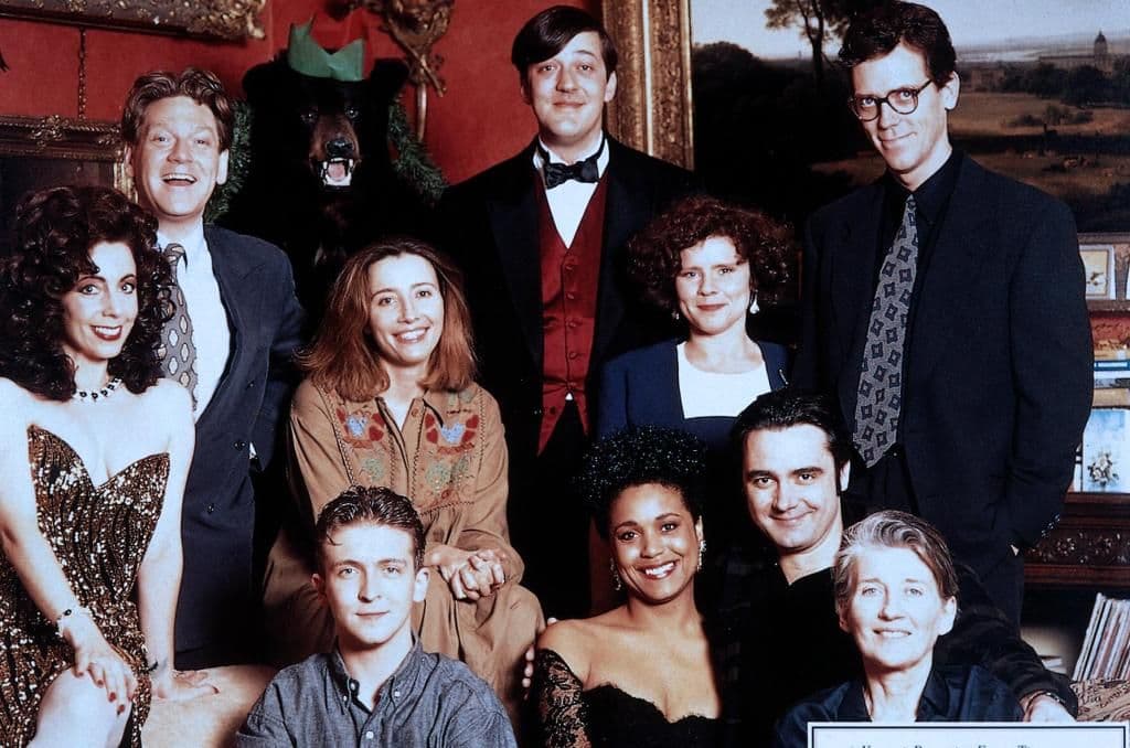 Son los amigos entrañables del colegio, con los que representaba obras de teatro y revistas musicales. Juntos se divierten, pero también salen a relucir sus problemas, sus sueños y esperanzas rotas, pero lo que ninguno imagina es la sorpresa que Peter les tiene reservada para el final de la fiesta.