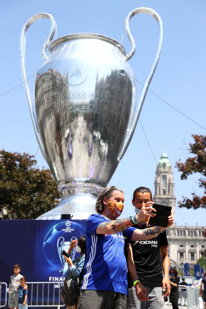 A horas del pitazo inicial de la gran final de la UEFA Champions League, aficionados del Chelsea y del Manchester City llegan al Fan Fest de Porto para comenzar con el apoyo a sus clubes.