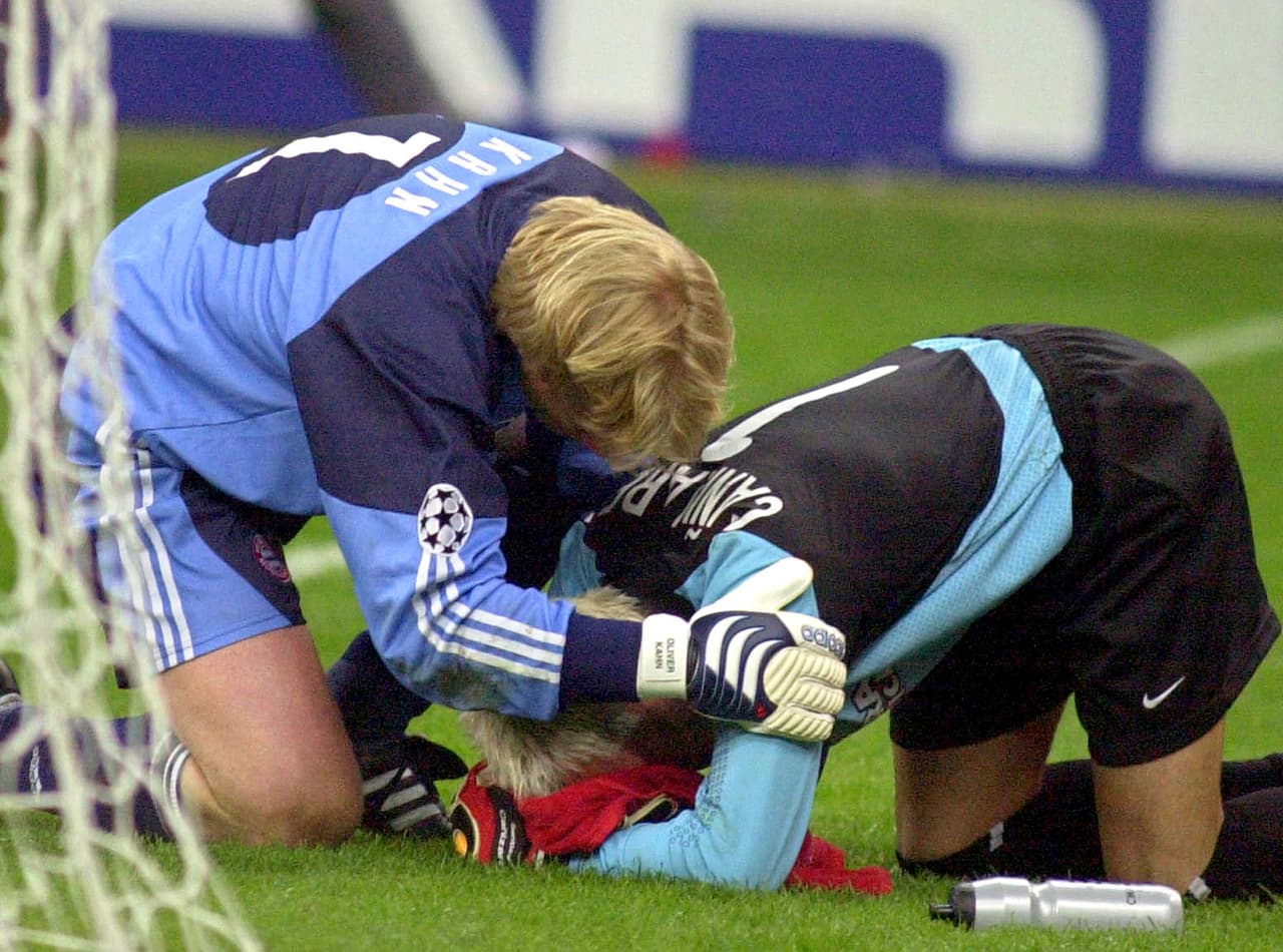 Bayern Munich goalie Oliver Kahn, left, consoles Valencia's goalie Santiago Canizares after Bayern Munich won the shooutout and captured the Champions League trophy at the San Siro stadium in Milan, Italy, Wednesday, May 23, 2001. (AP Photo/Luca Bruno)