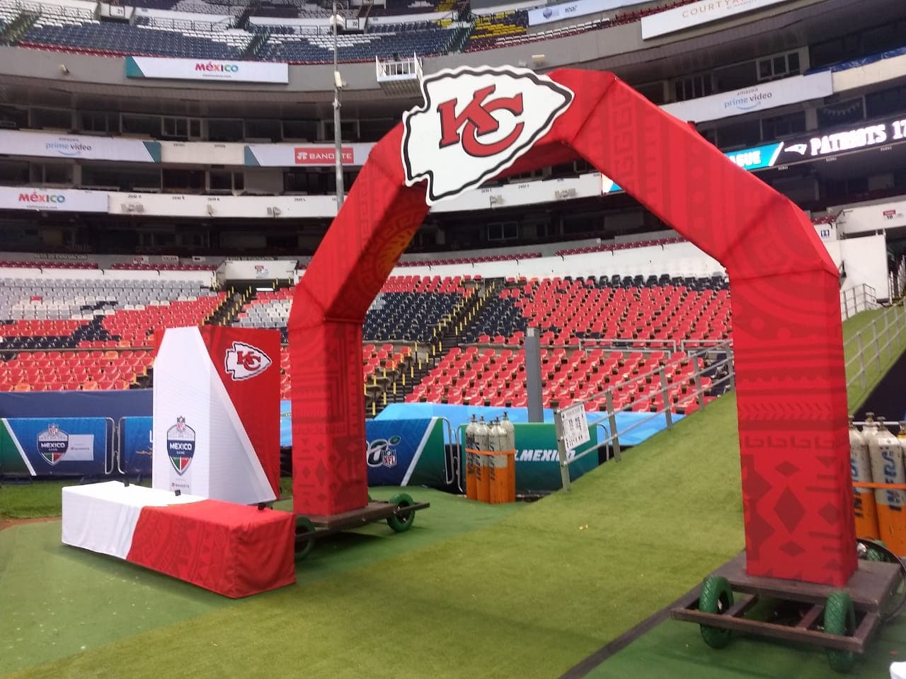 ¡Como si fuera una alfombra! La cancha del Estadio Azteca está en perfectas condiciones para el encuentro de NFL.