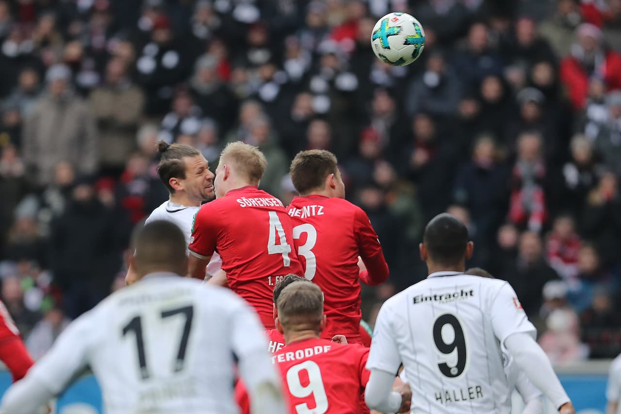 Poco duro el gusto ya que dos minutos después, Marcus Ross le regresó la ventaja al Eintracht con un certero cabezazo.